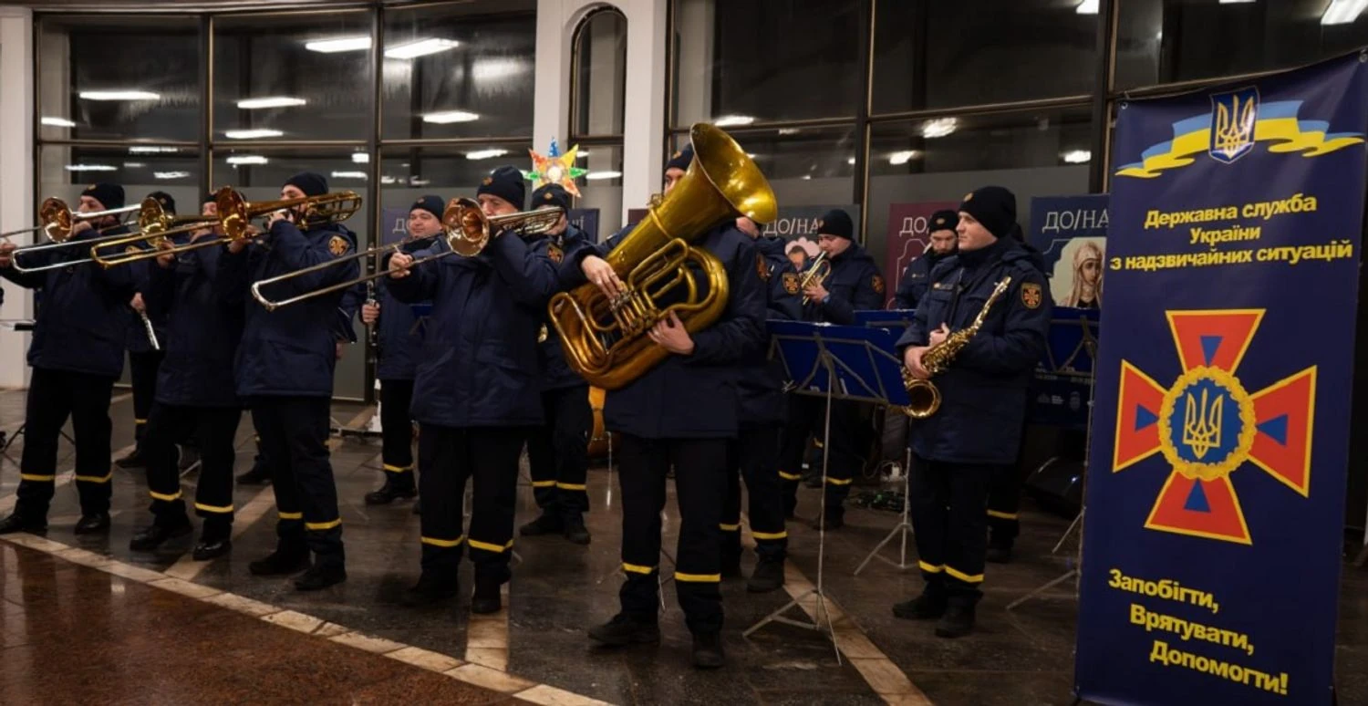 "Music that unites": The State Emergency Service Orchestra transformed Kyiv's "Zoloti Vorota" metro station into a Christmas hall