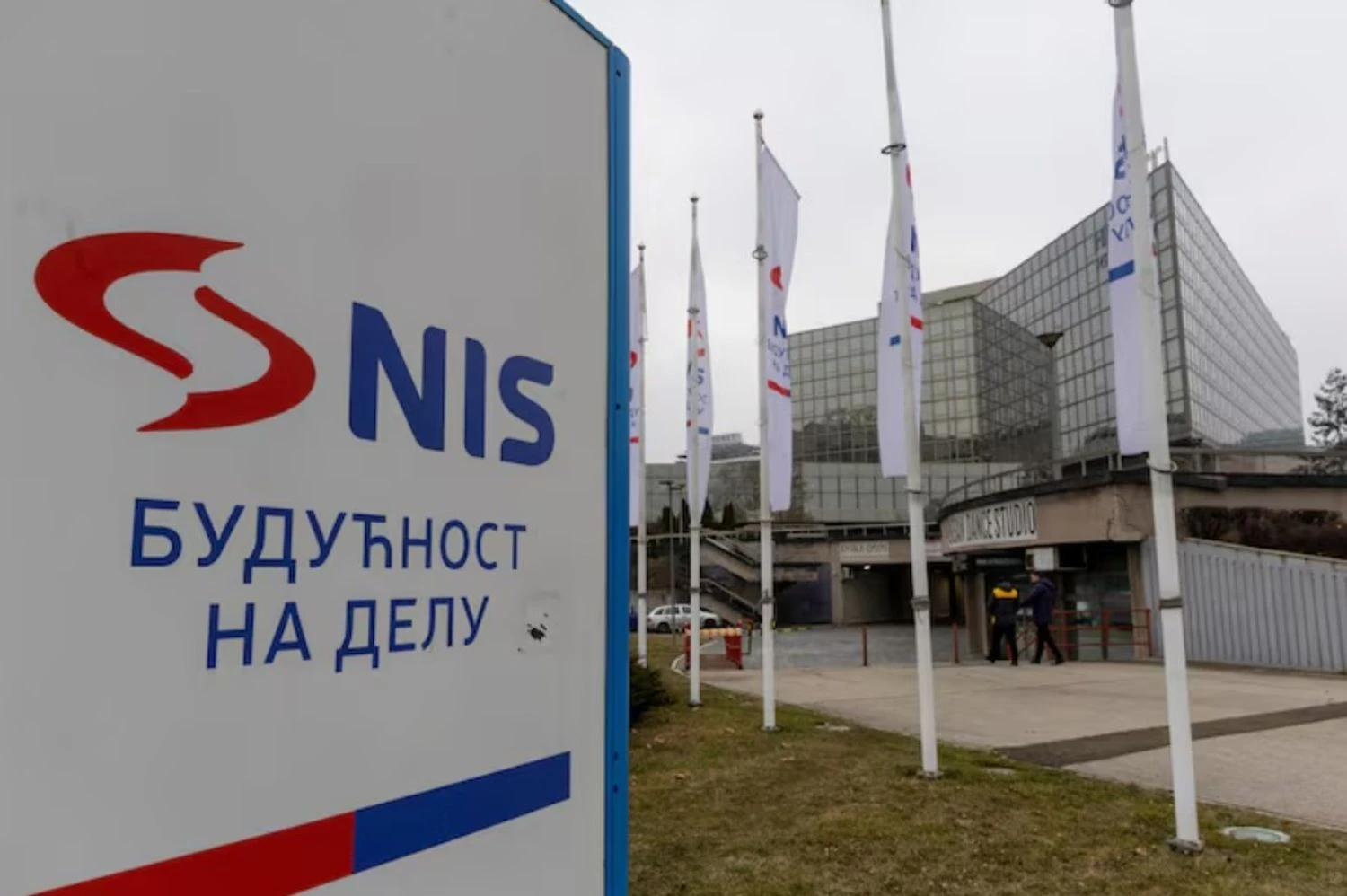Serbia approves talks on sale of sanctioned NIS company to Hungarian MOL
