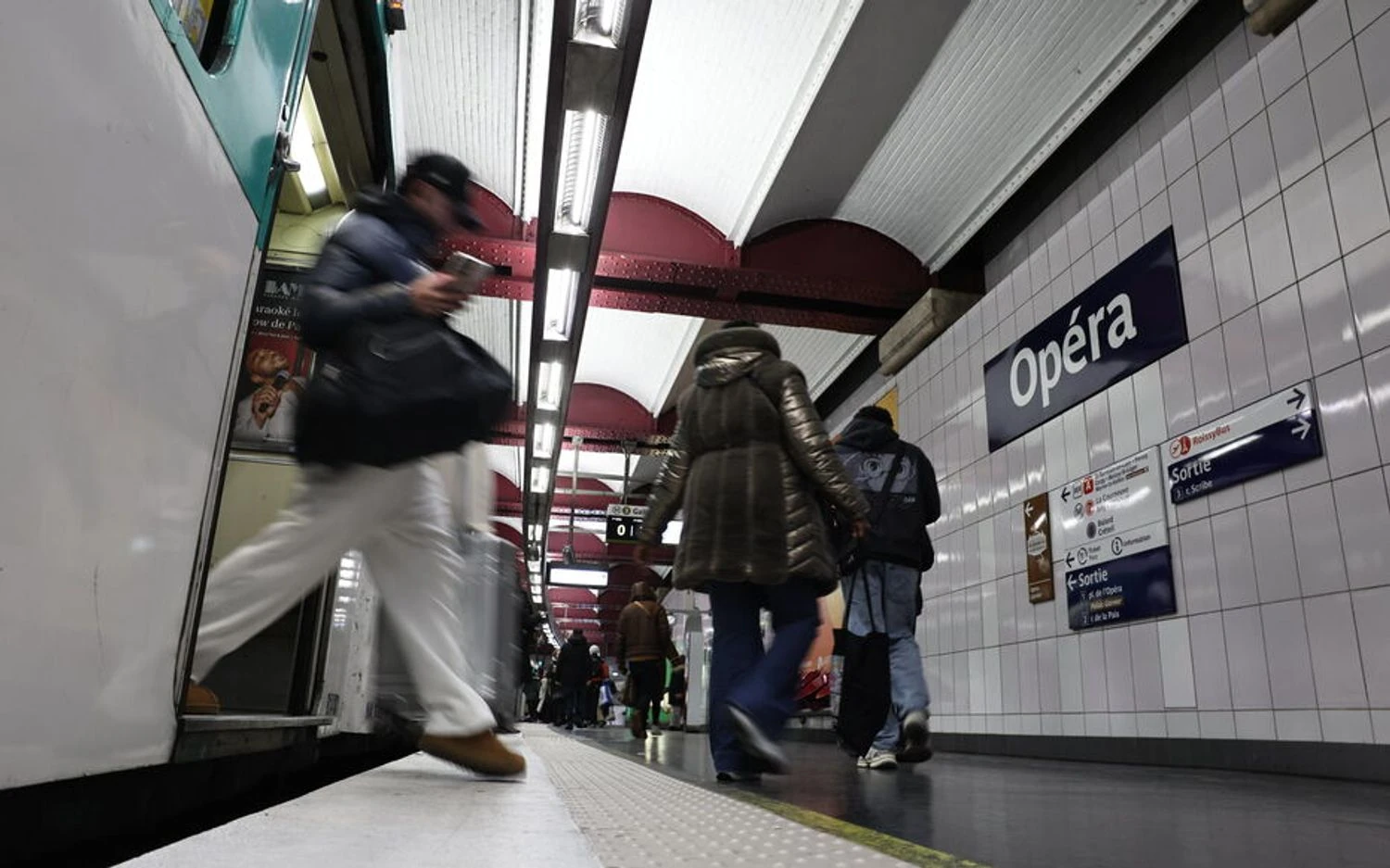 Series of knife attacks in Paris metro: undocumented immigrant who wounded three women detained