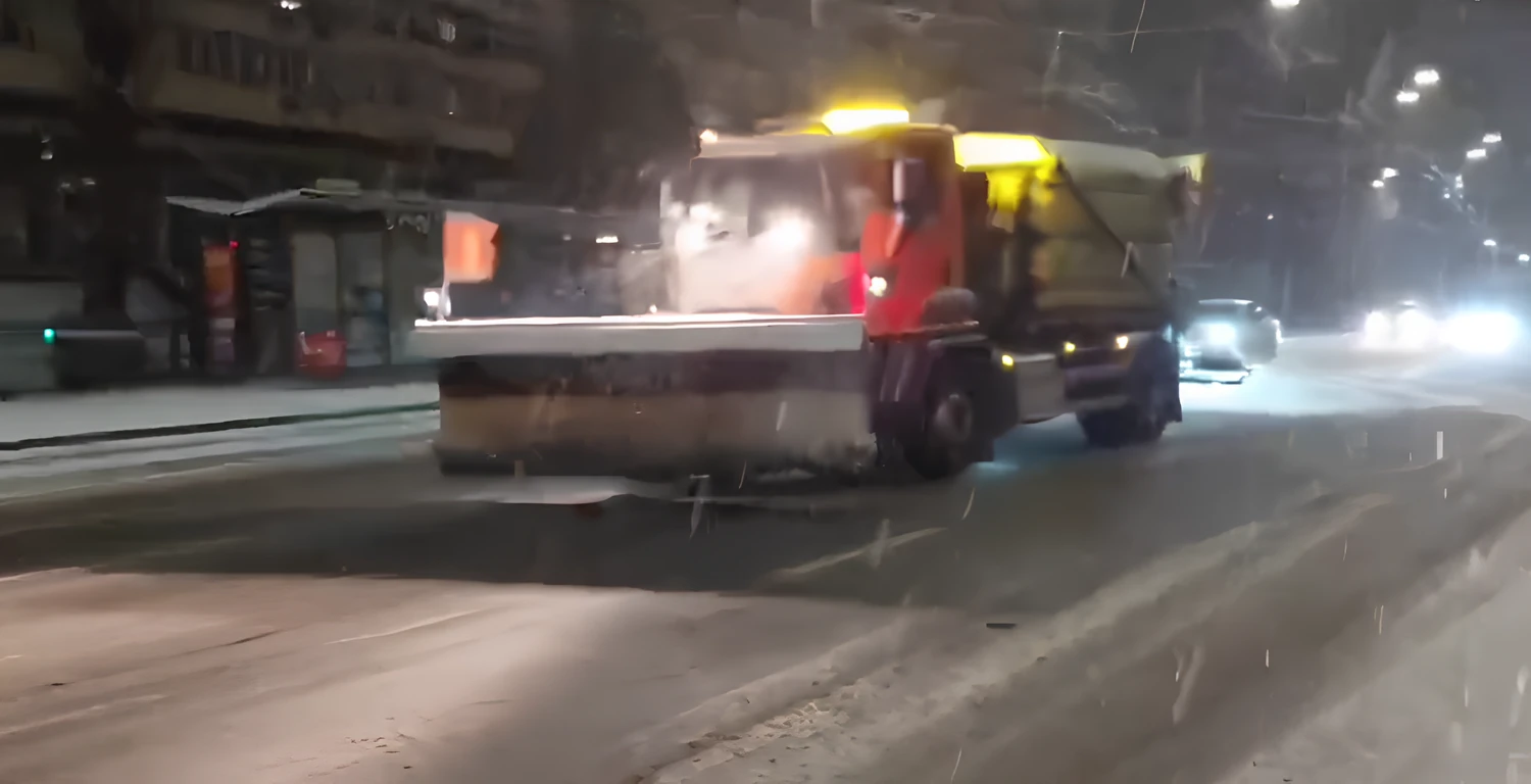 Situation in Kyiv after the shelling on December 27: mobile boiler houses deployed in the city, utility workers went out to clear snow