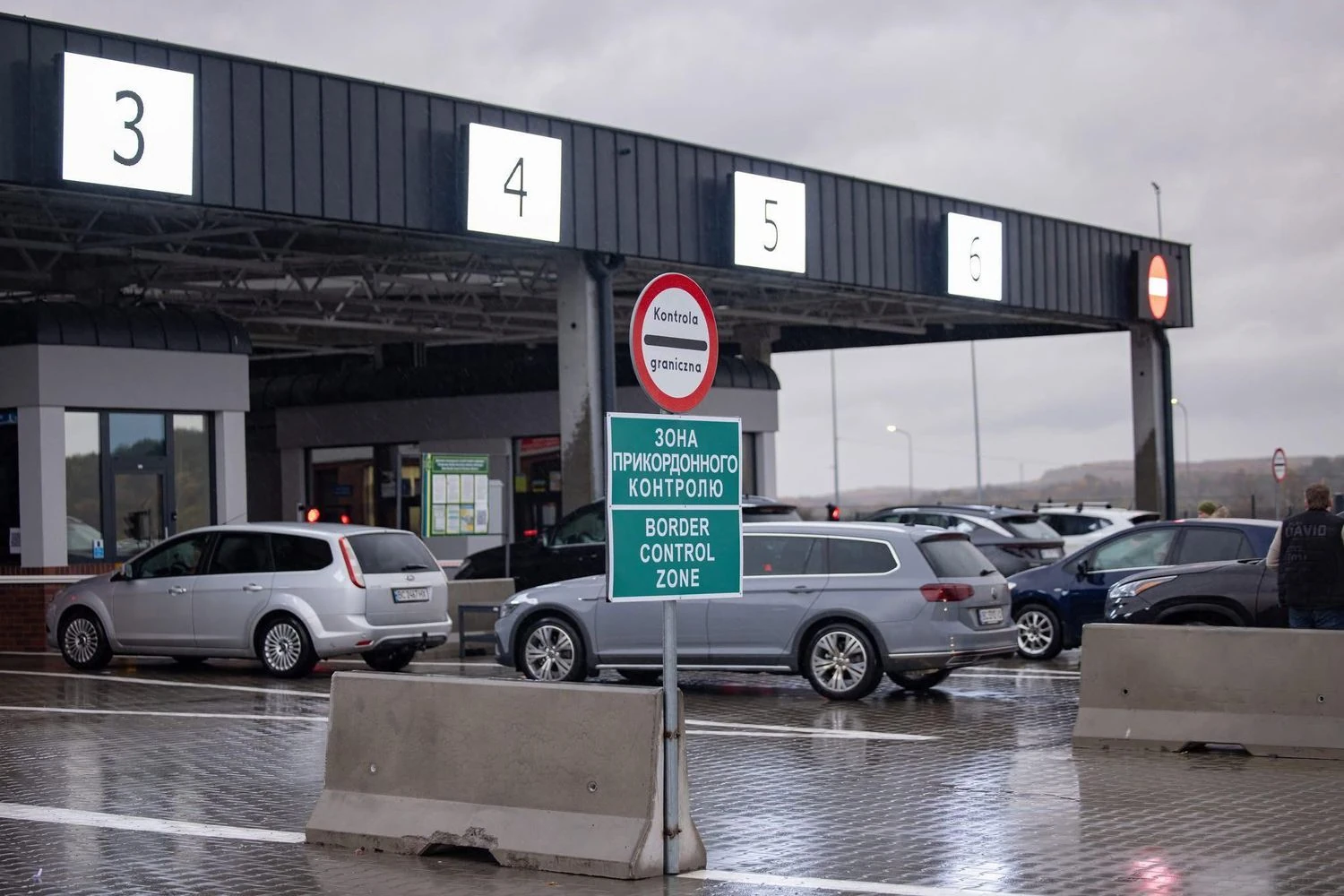 Not like before Christmas, but the flow is high: where are the biggest and smallest queues at the border with Poland