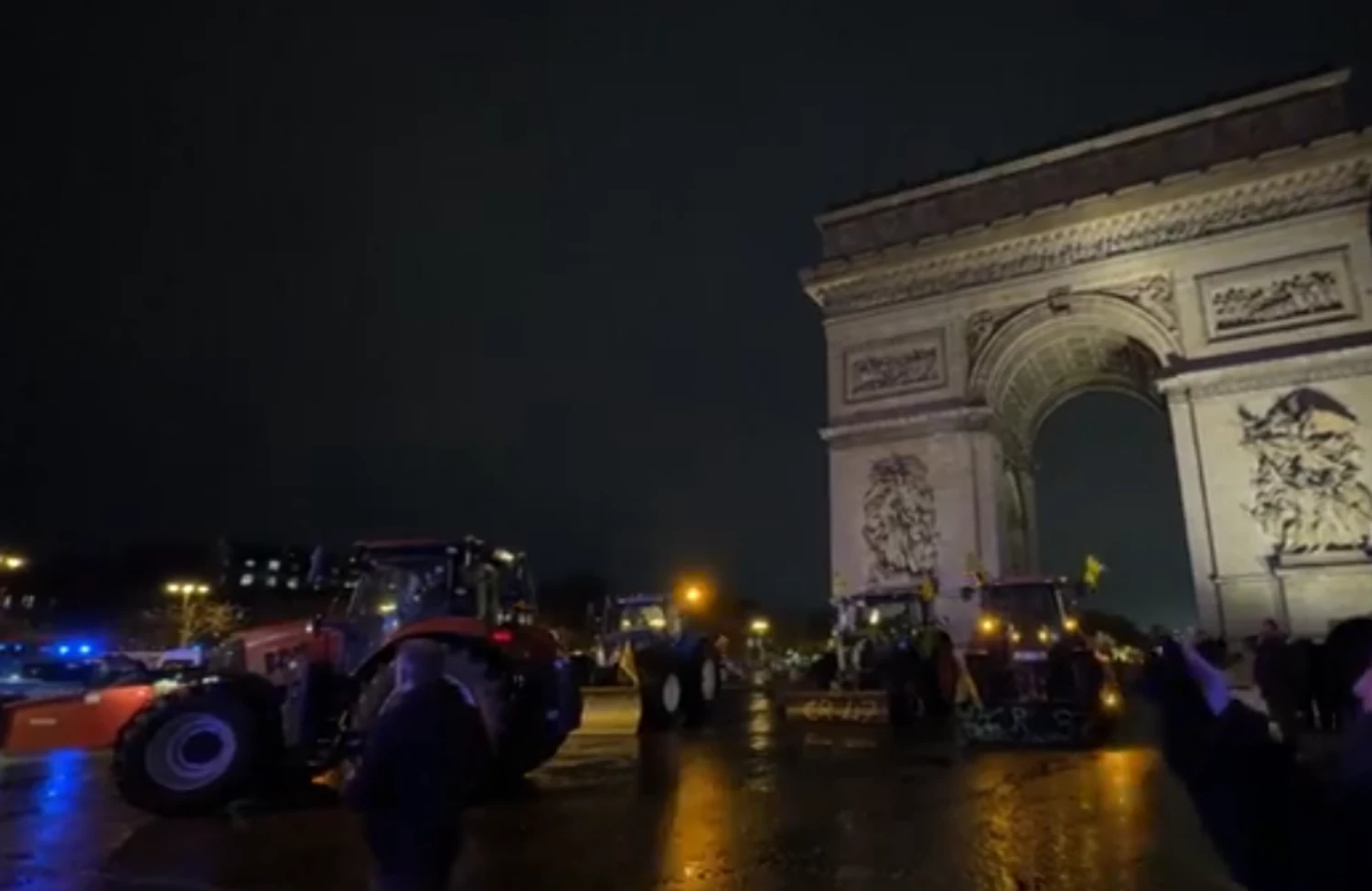 Farmers blocked Paris with tractors near the Arc de Triomphe: protesting against the EU-Mercosur trade agreement