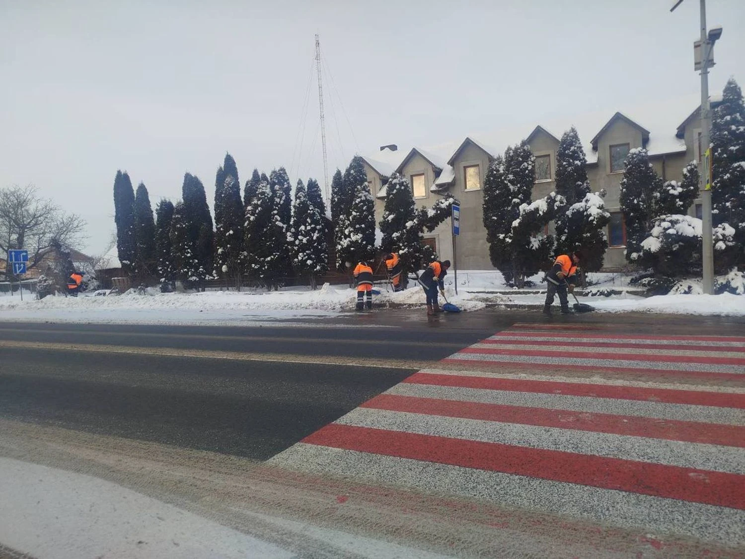 Snow in 8 regions of Ukraine: road workers are ensuring passage