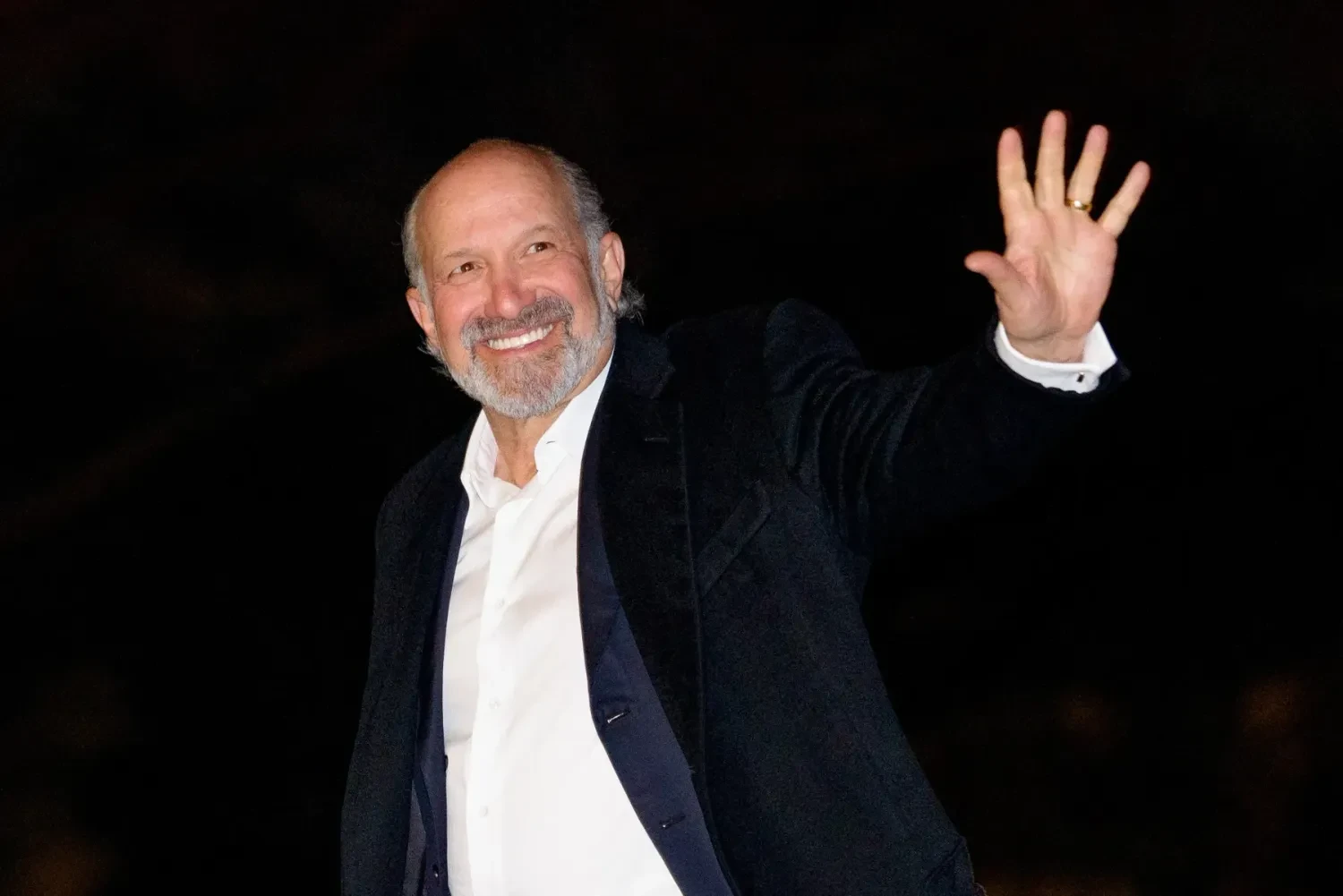 US warns South Korea and Taiwan of 100% tariffs if they refuse to invest in American manufacturing