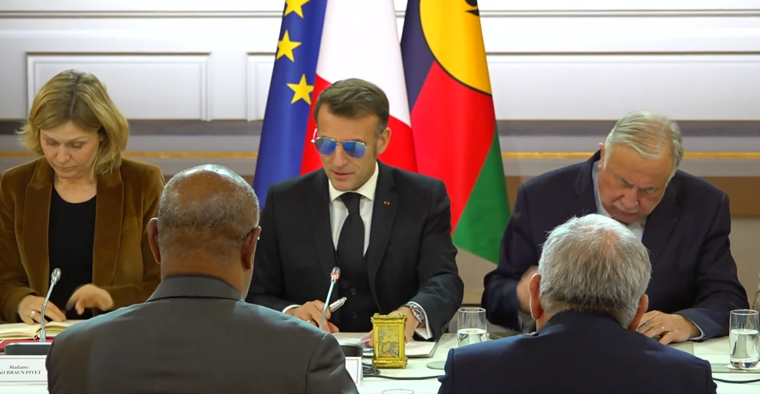 Macron appeared in sunglasses at a meeting at the Élysée Palace