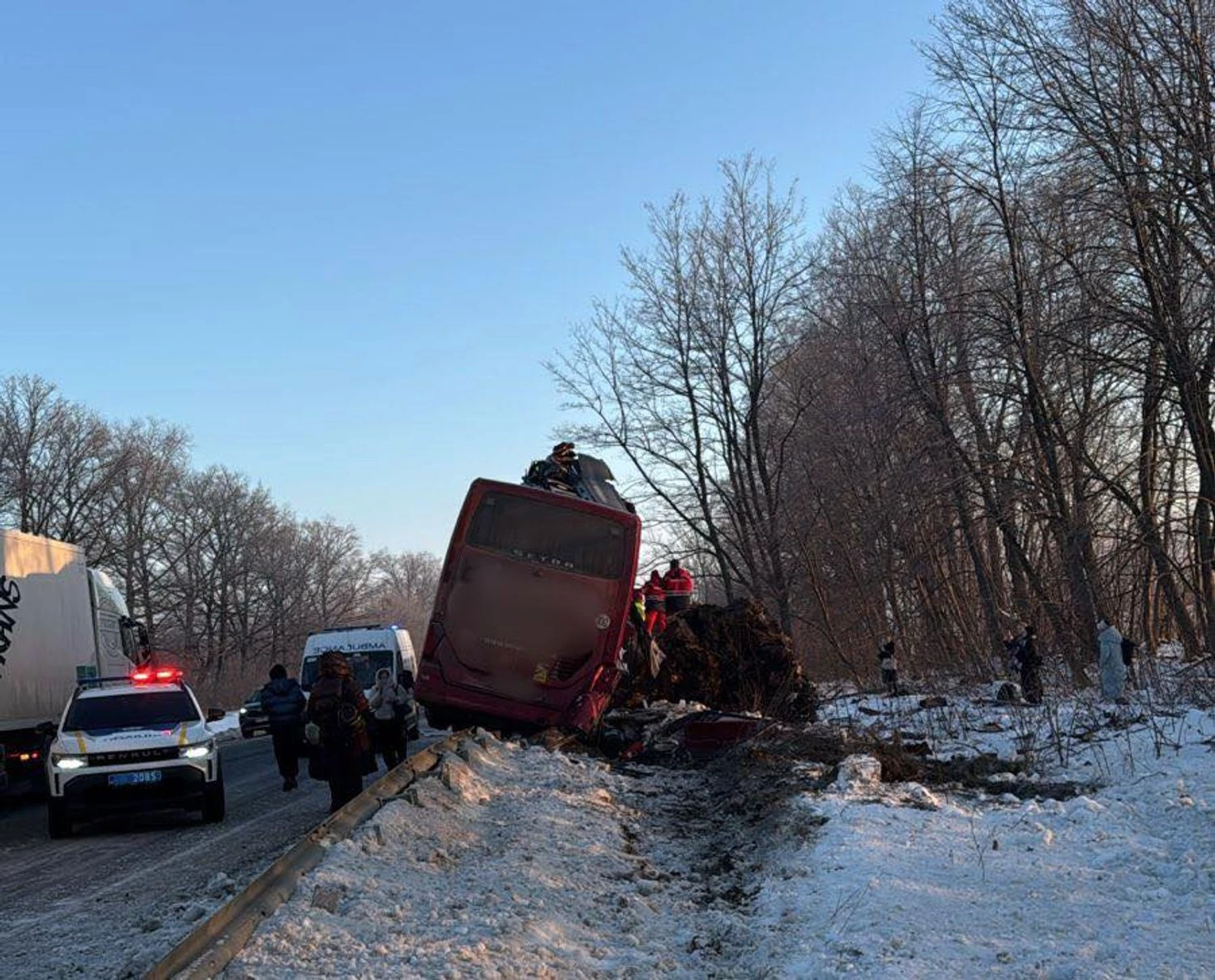 International bus with 25 passengers involved in accident on road to border: 9 injured