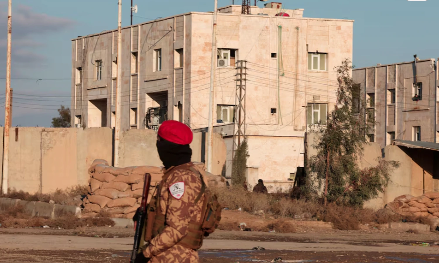 Військовослужбовці зібралися біля в'язниці у місті Ракка. Фото: Reuters