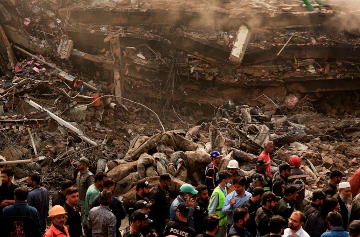 Massive fire at Karachi shopping mall: dozens missing and 21 dead