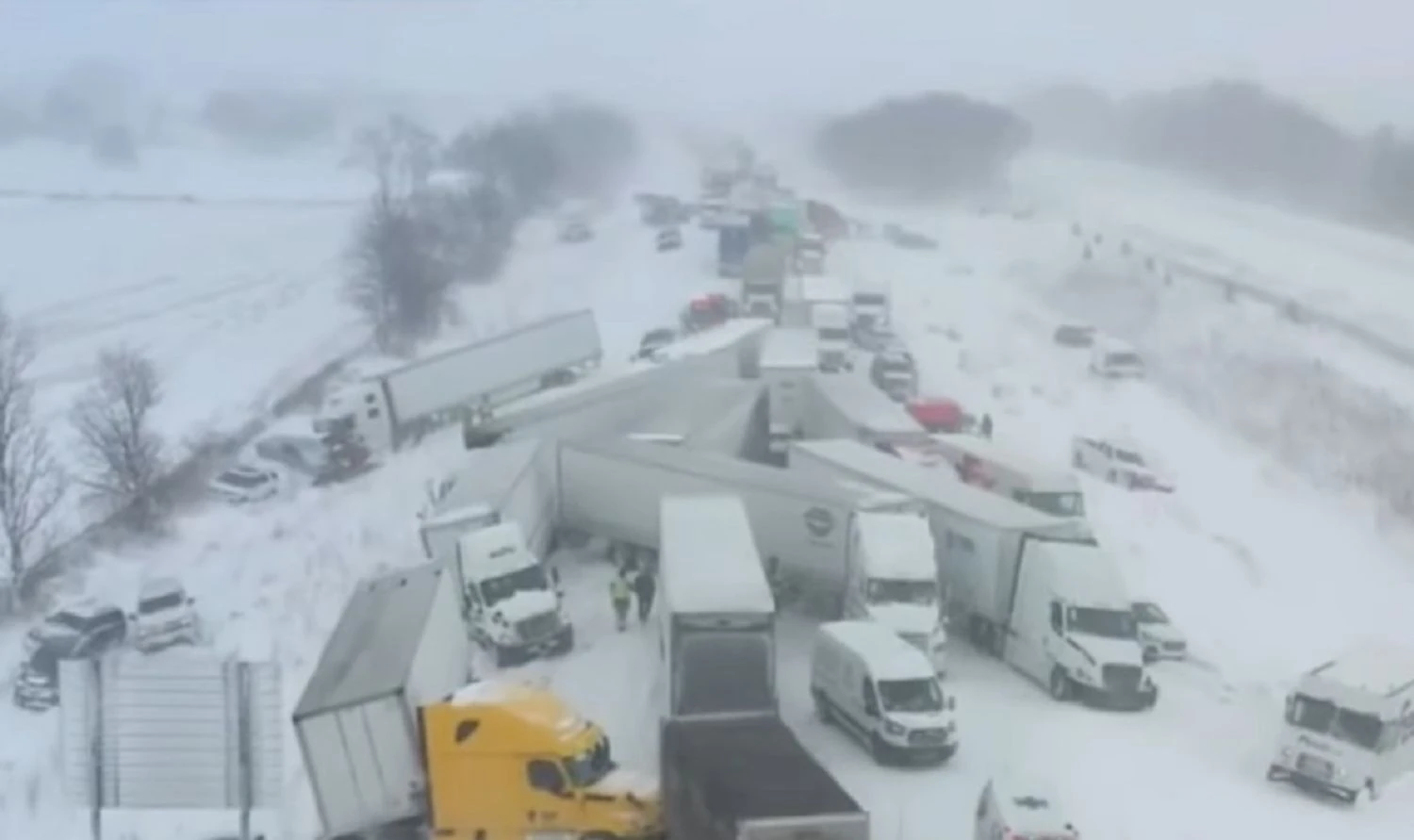 Over 100 cars crashed on a Michigan highway due to heavy snowfall: there are injured
