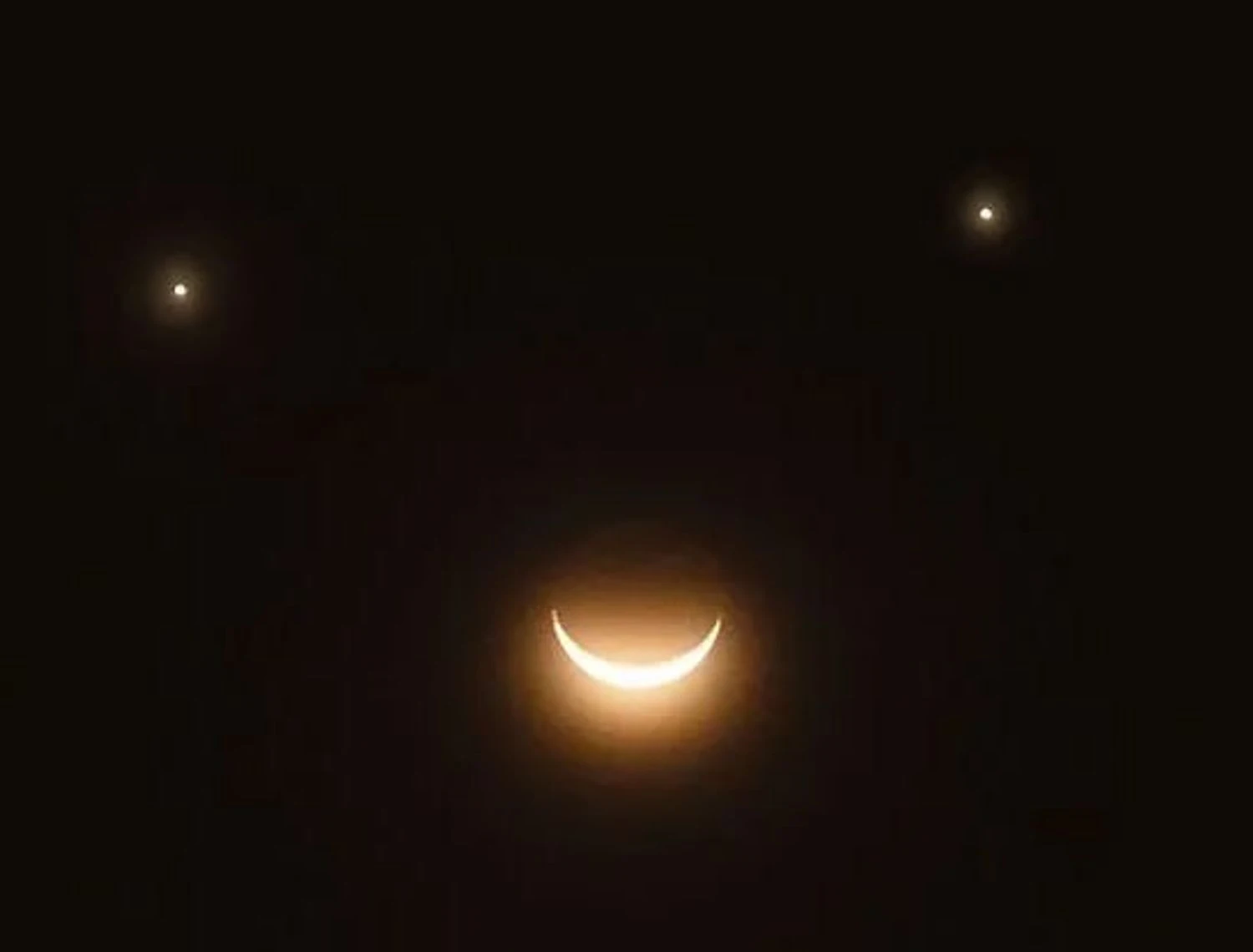 Space "smiley" in the night sky: a rare astronomical composition will appear over Ukraine and Europe