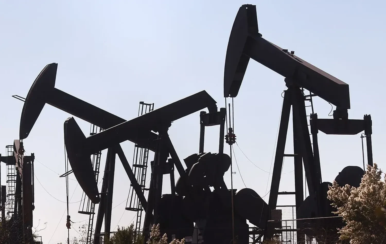 Oil market stalls, prices stable: weak dollar curbs pressure from oversupply
