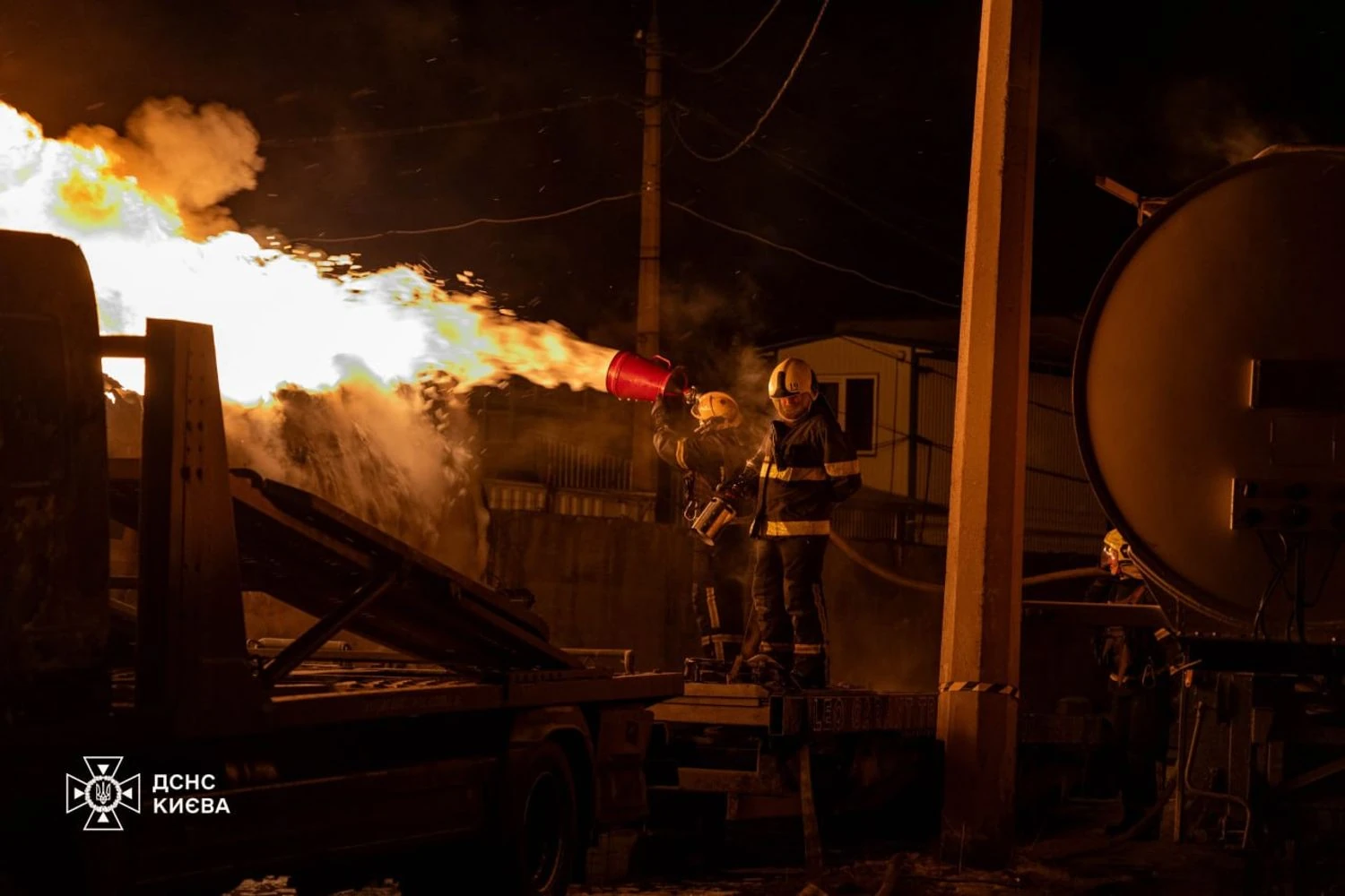 "We cannot delay with air defense, we cannot close our eyes to these strikes": Zelenskyy reacted to Russia's attack with over 370 drones and 21 missiles