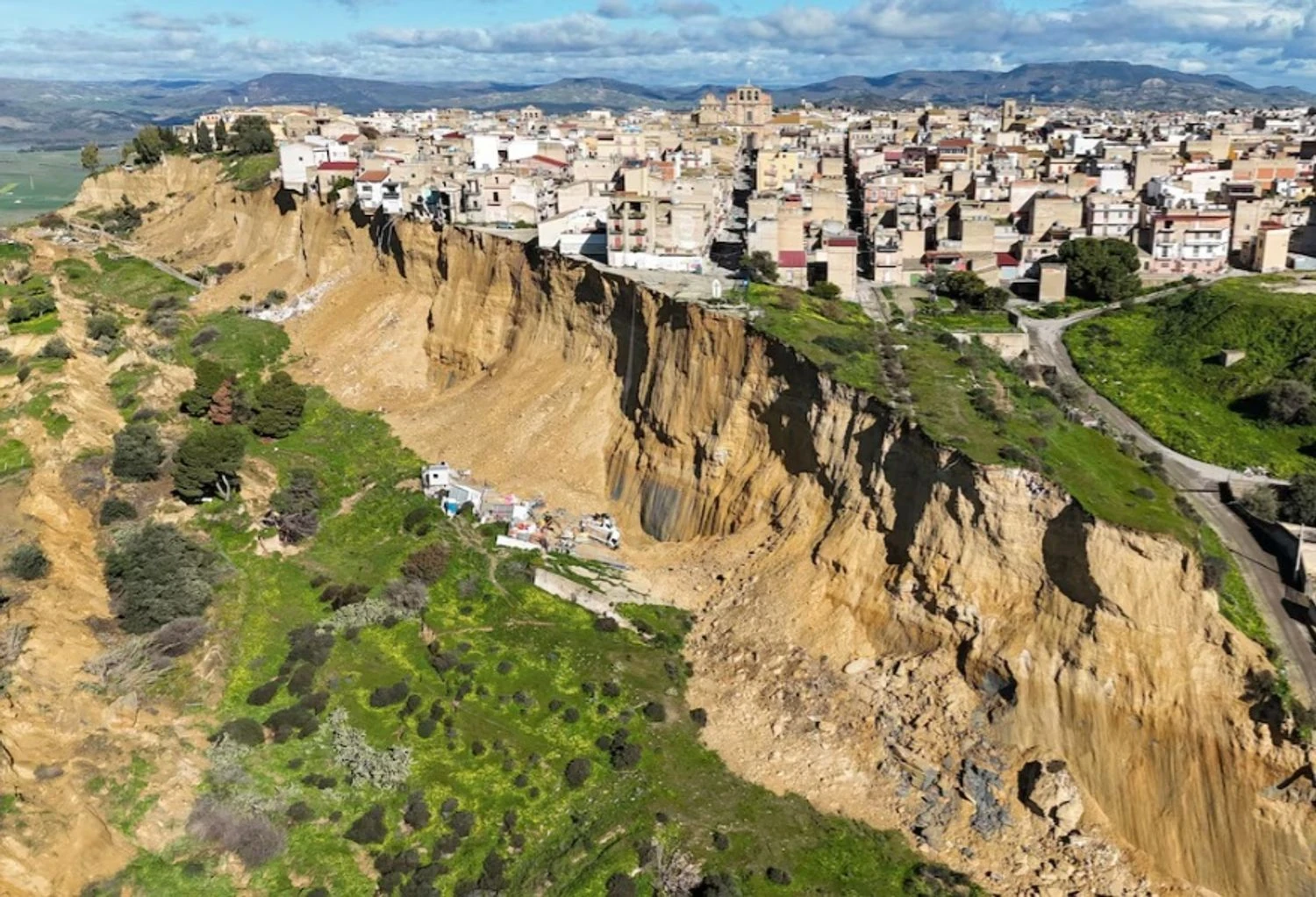 Massive landslide threatens the existence of part of a city in Sicily