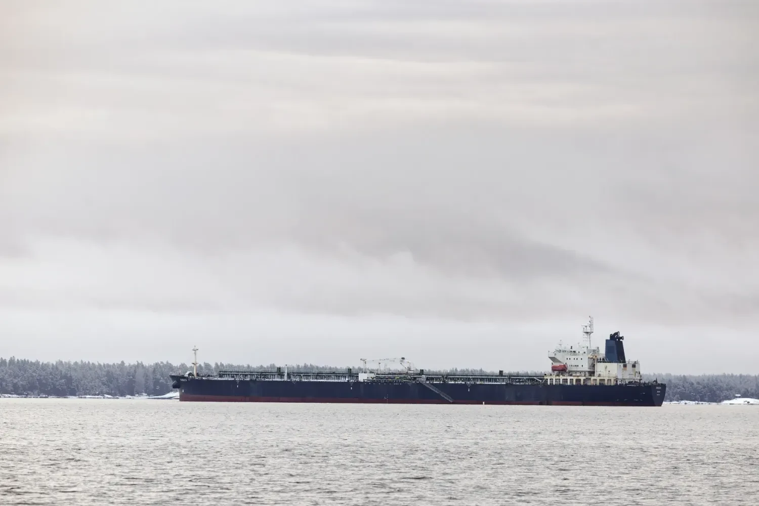 Russian oil stuck on tankers at sea due to India's import cuts