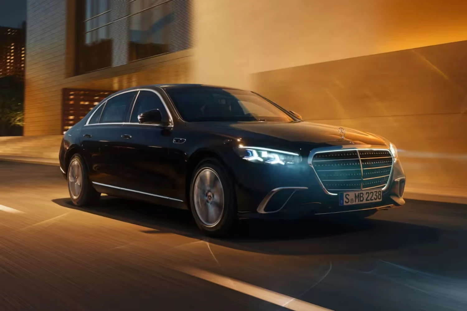 Mercedes unveils new armored S-Class for world leaders | УНН