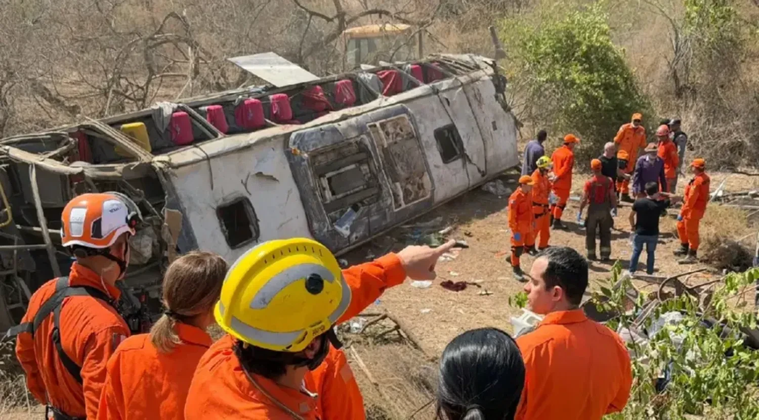 Bus with pilgrims crashes in Brazil: 15 dead, including children