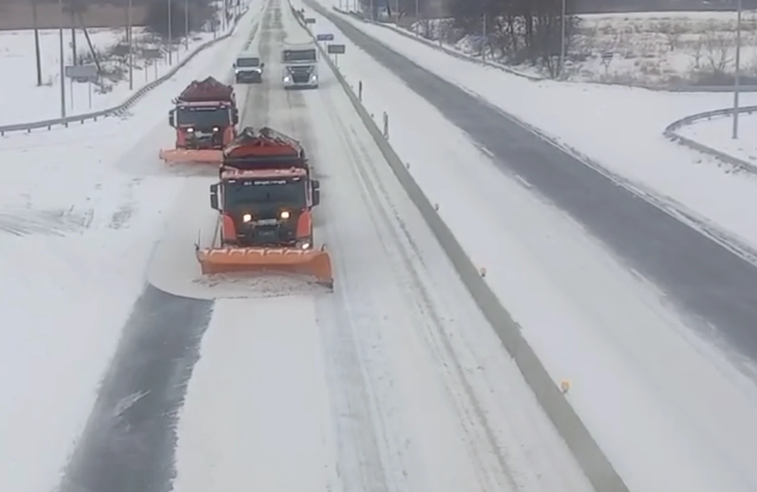 Traffic on main roads is unimpeded despite bad weather - road workers