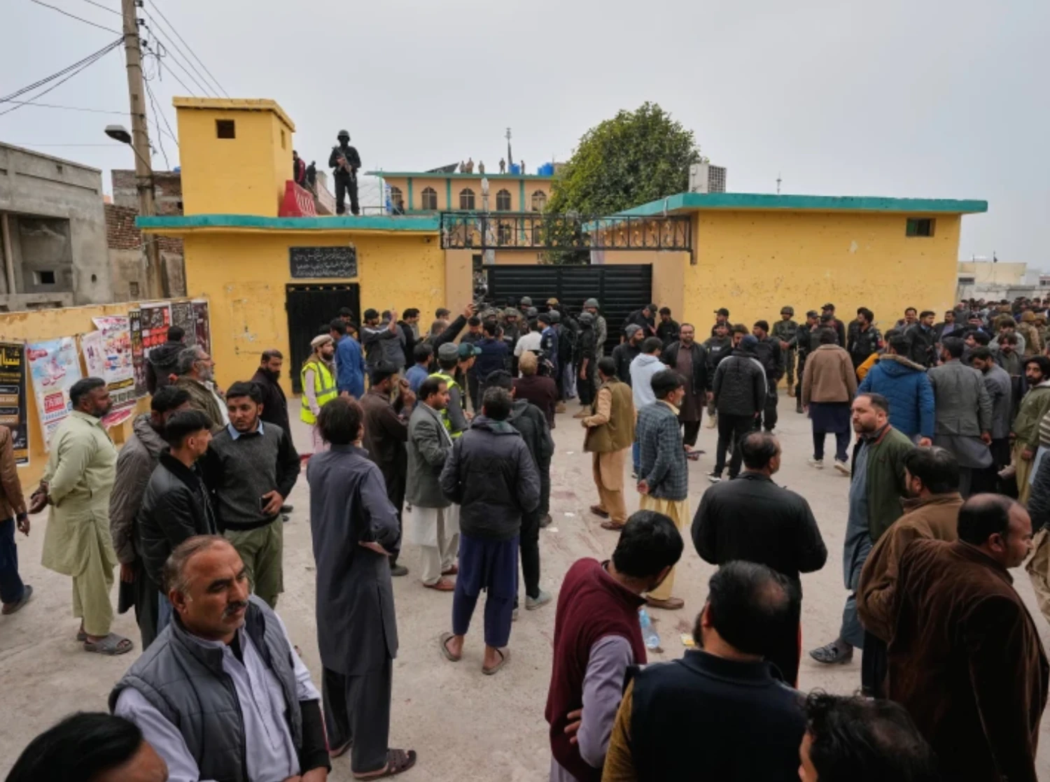 Suicide bomber detonates in Shia mosque in Pakistan: at least 31 dead – media