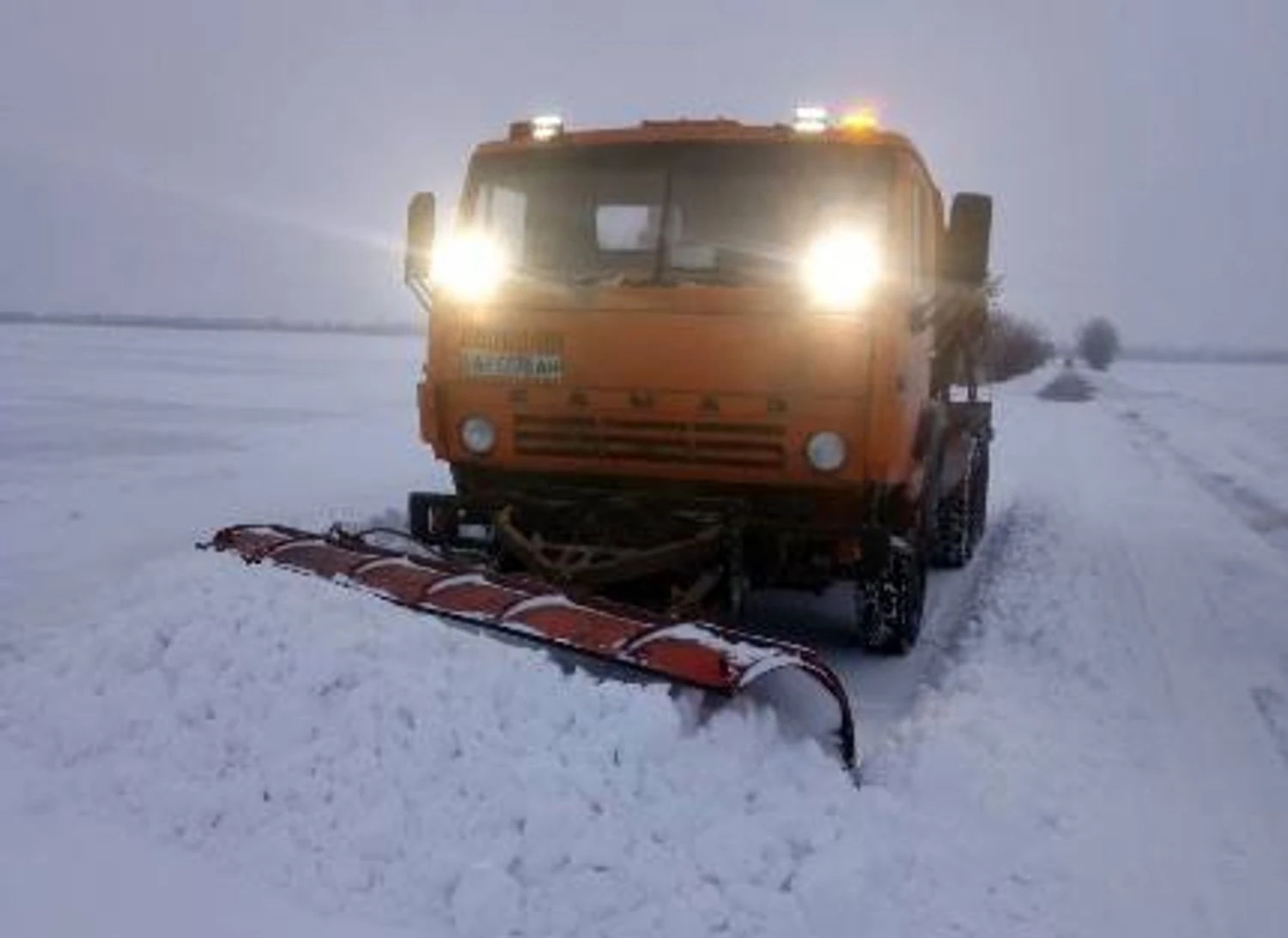 In Kyiv region, 181 units of special equipment have been engaged for road clearing and anti-icing treatment