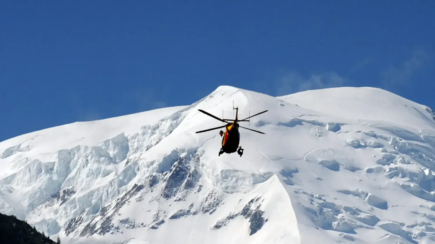 Two skiers died in France due to an avalanche in the Alps
