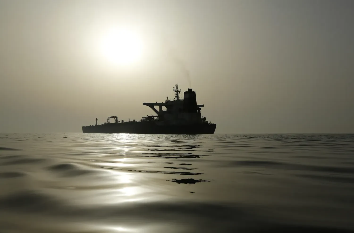 Oil prices rise due to threats in the Strait of Hormuz and tanker seizures