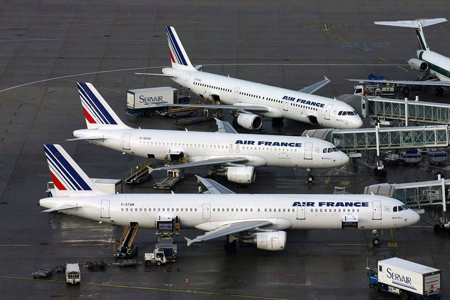 Airlines cancel flights to Paris due to snowfall and ice