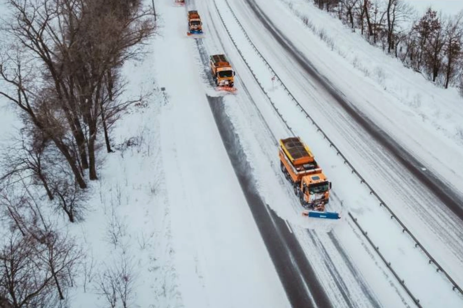 Main roads are passable despite snow due to cyclone, there are restrictions in Kirovohrad region due to landslide threat - road workers