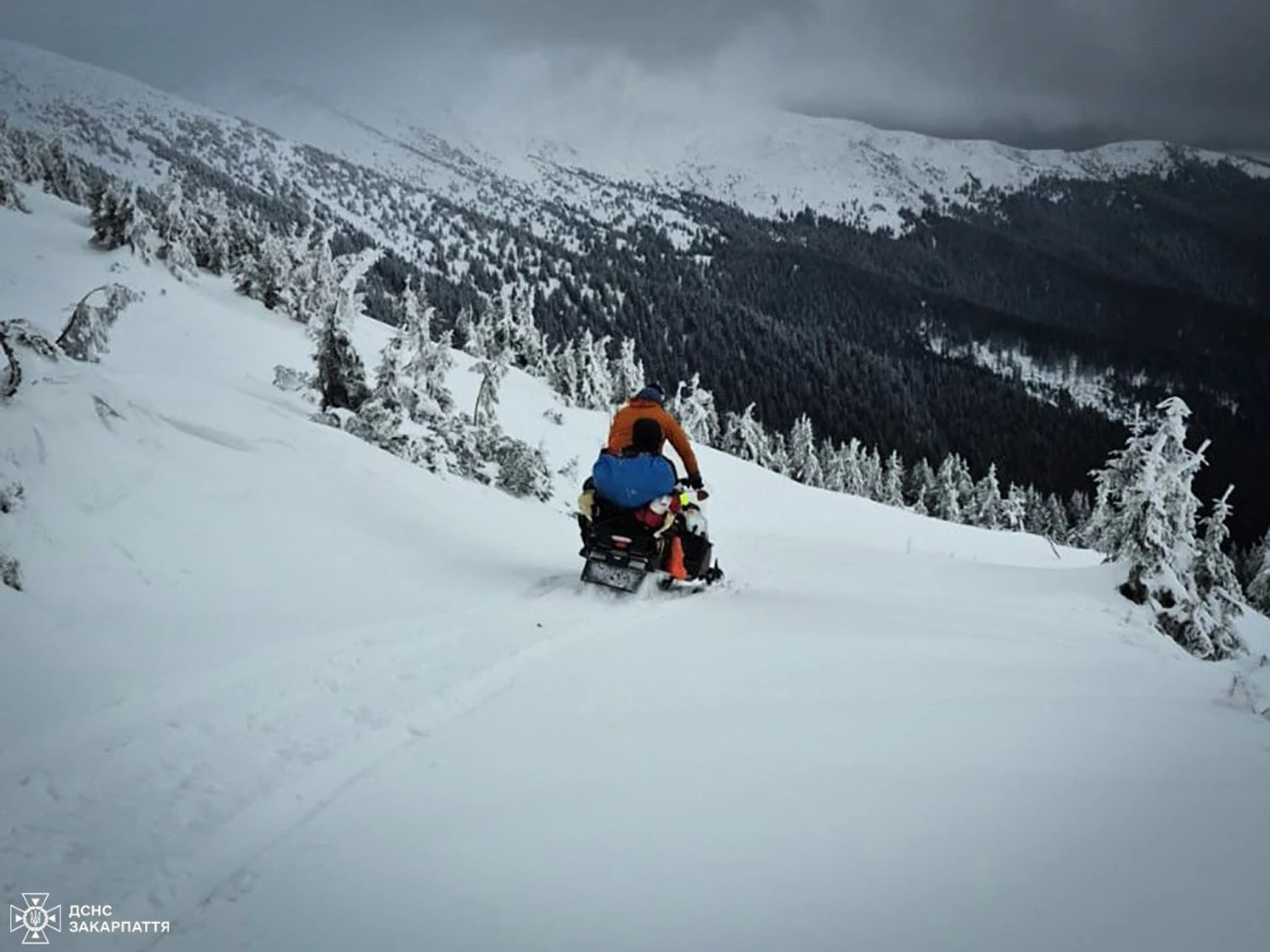 Two tourists suffered frostbite and nearly froze to death on the Chornohora ridge