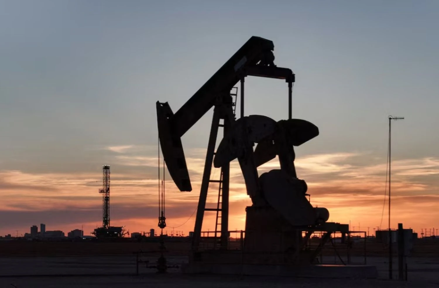 Oil prices rose due to Trump's ultimatum to Iran and the expiration of conflict resolution deadlines