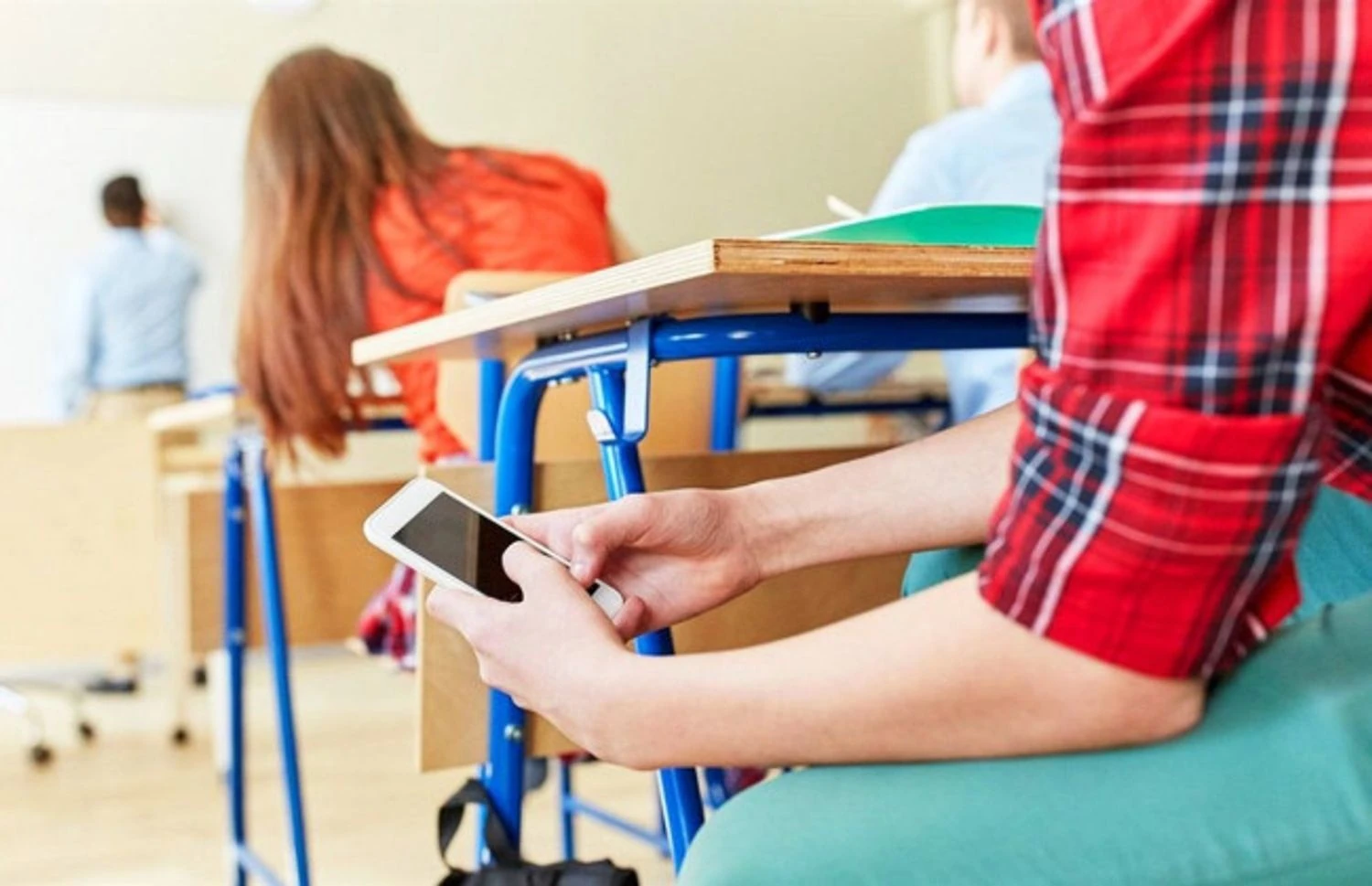 Czech government rejected amendment to ban mobile phones in schools