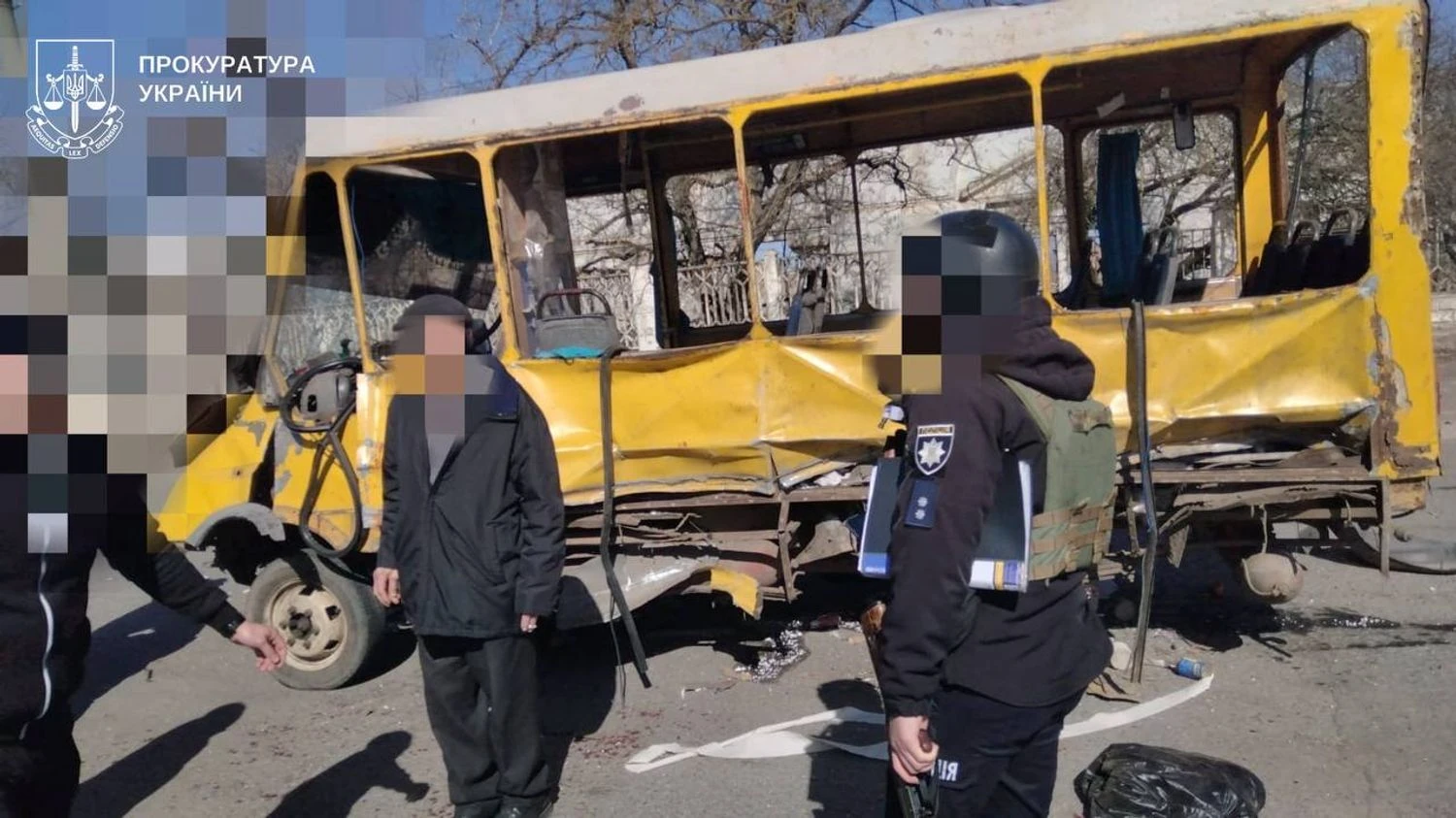 Russian drone attacked a minibus in Kherson, ten injured