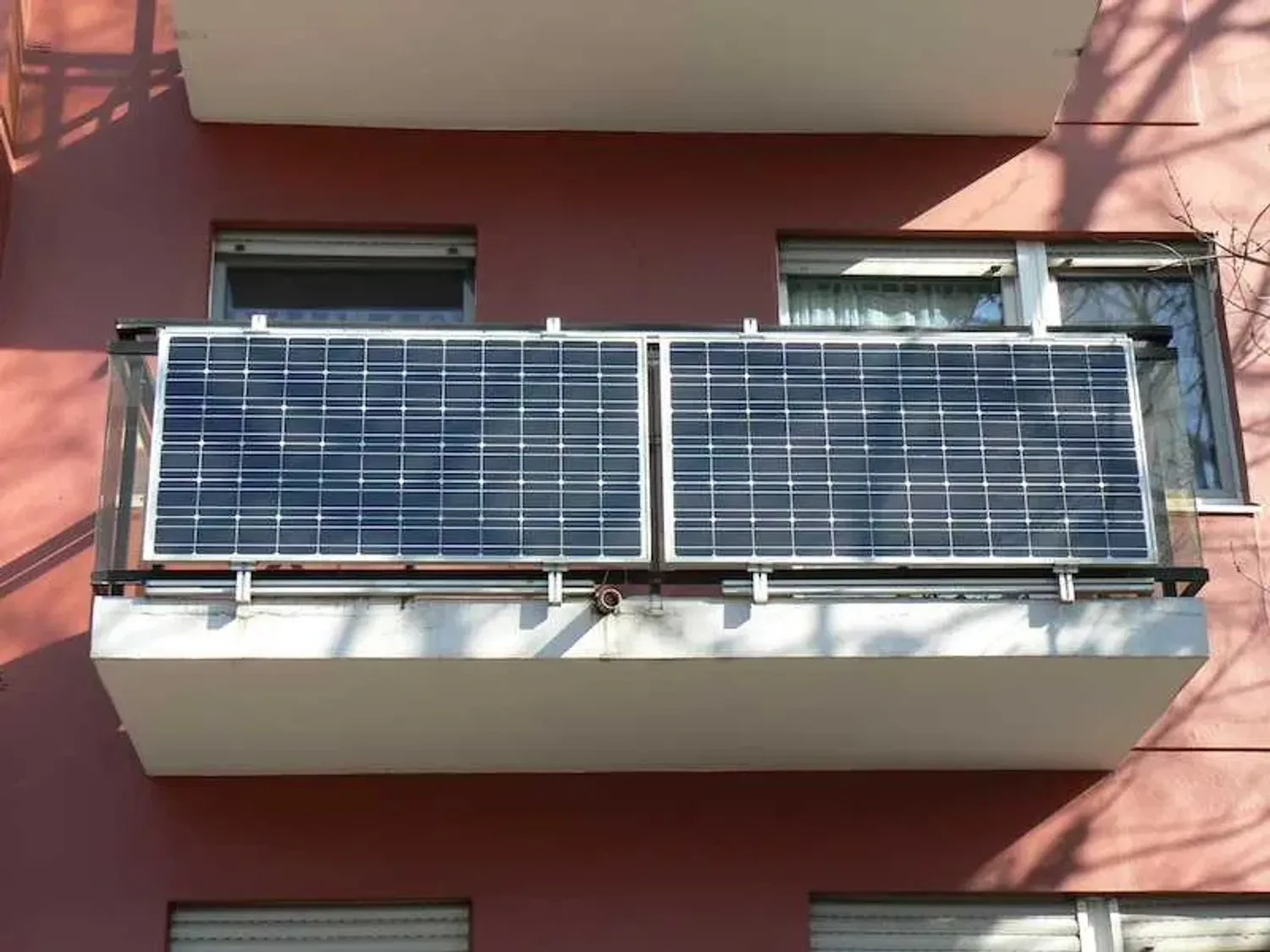 Solar panels on balconies – do they help during blackouts, how much do they cost, and is their installation legal?