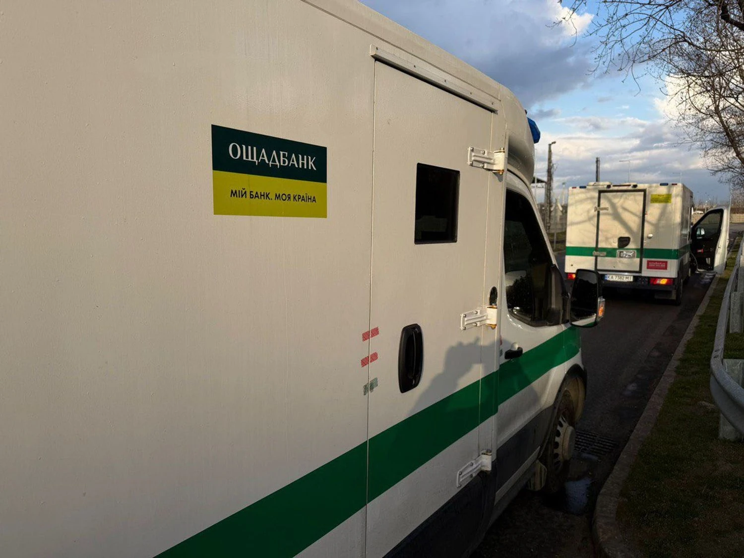 Hungary returned damaged armored vehicles to Oschadbank, but not the gold and millions yet