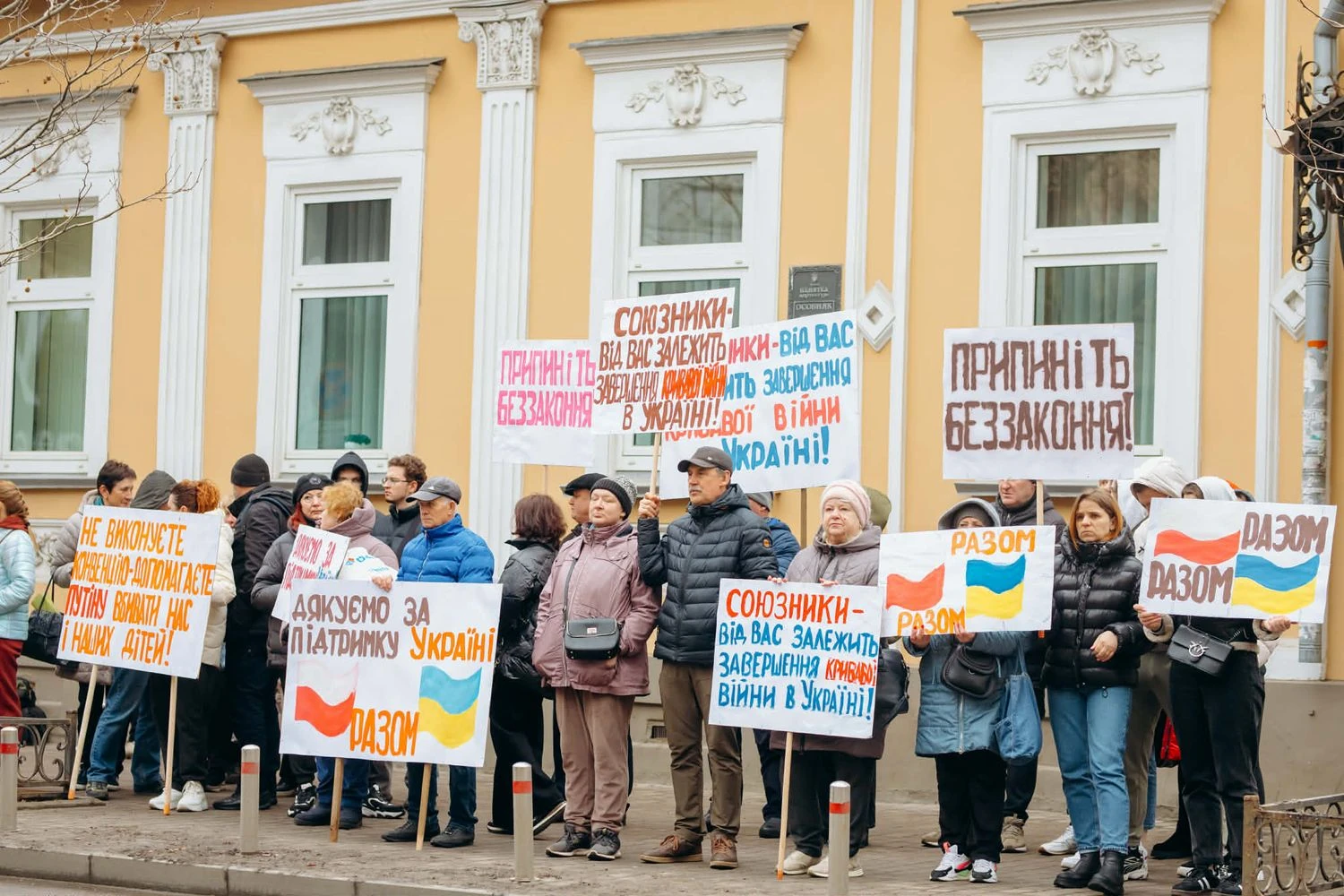 Hundreds of billions of dollars for Ukraine: activists at the Polish embassy demanded that a Polish court recognize the decision of a Ukrainian court