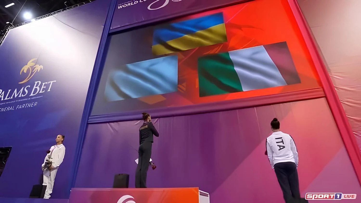 Russian woman turned away from Ukrainian symbols at award ceremony - reaction was swift