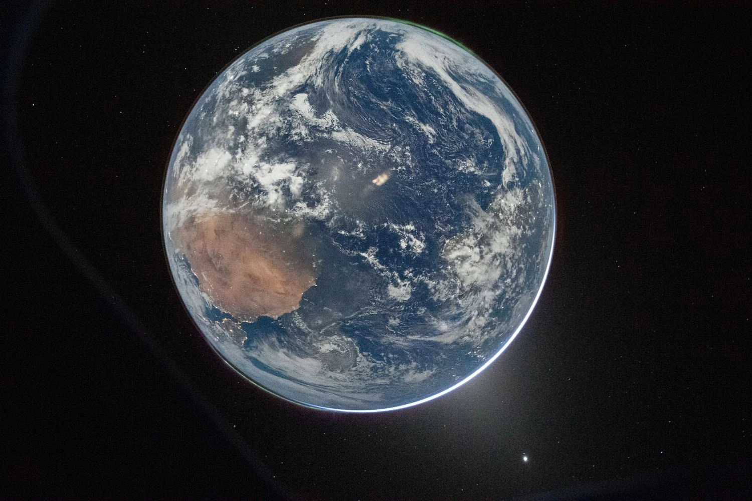 NASA опублікувало нове фото Землі з глибокого космосу, зроблене