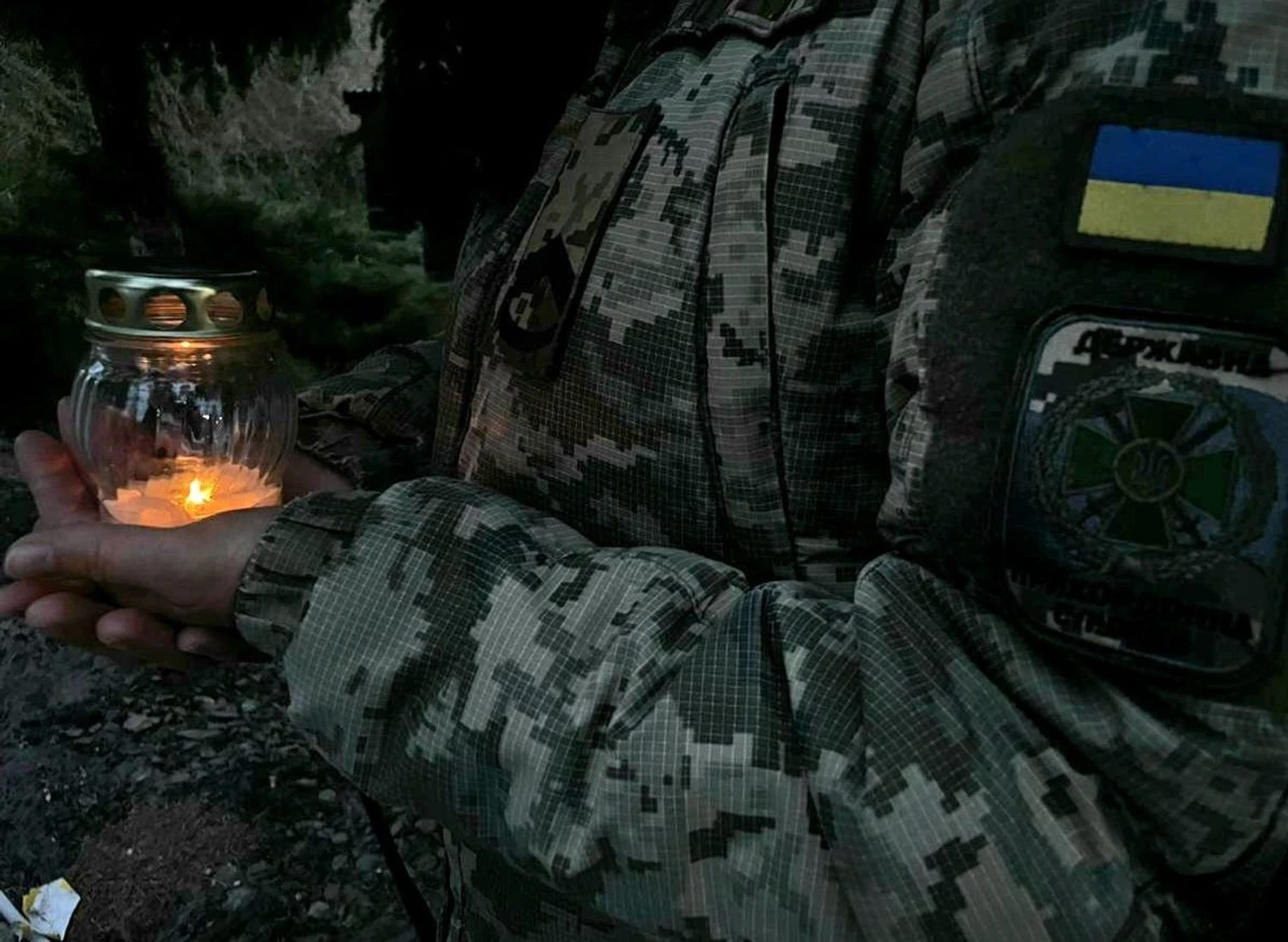 Holy Fire from Jerusalem arrives in Ukraine - border guards meet the relic