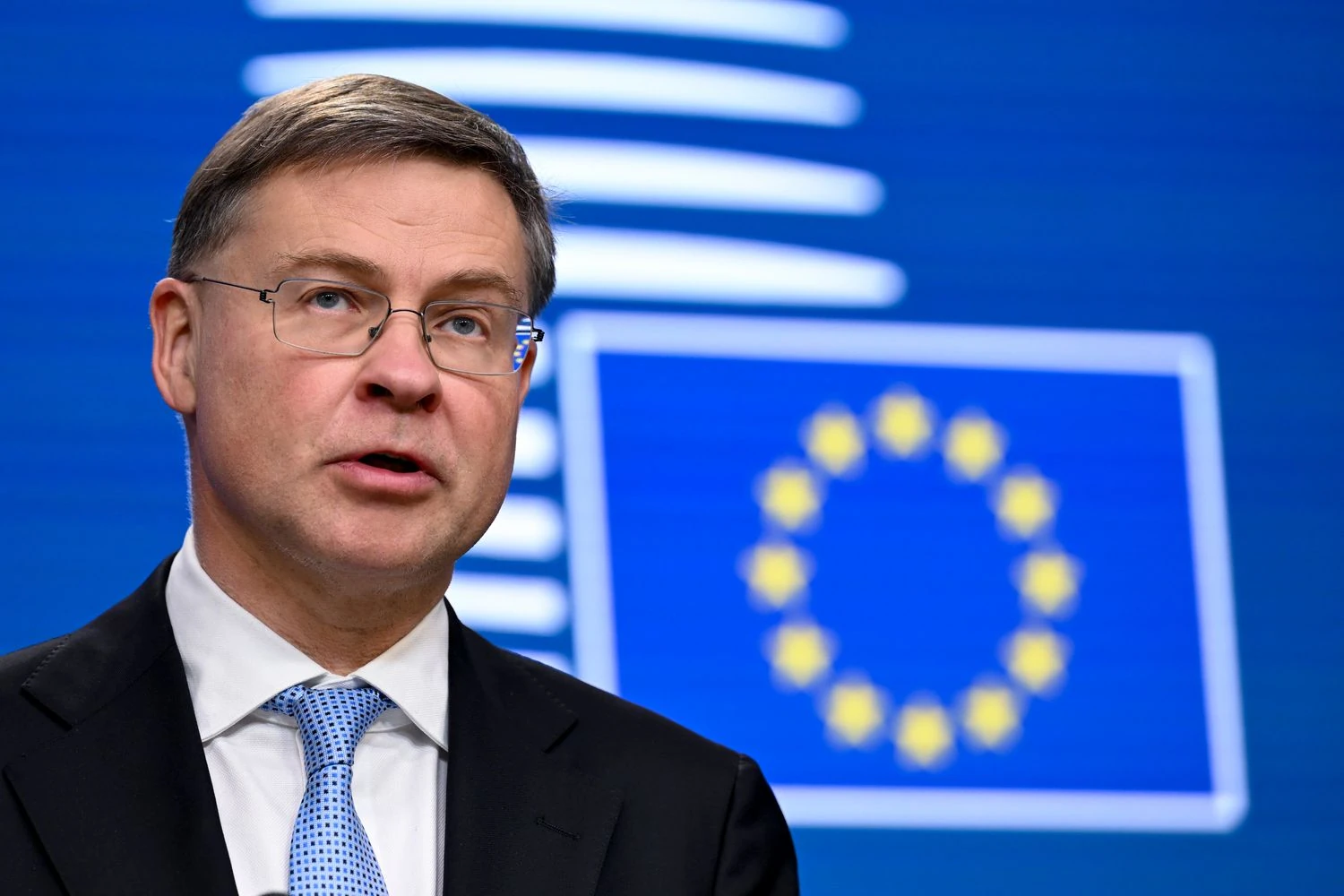 EU Commissioner: first tranche of €90 billion to Ukraine to arrive by end of May - early June
