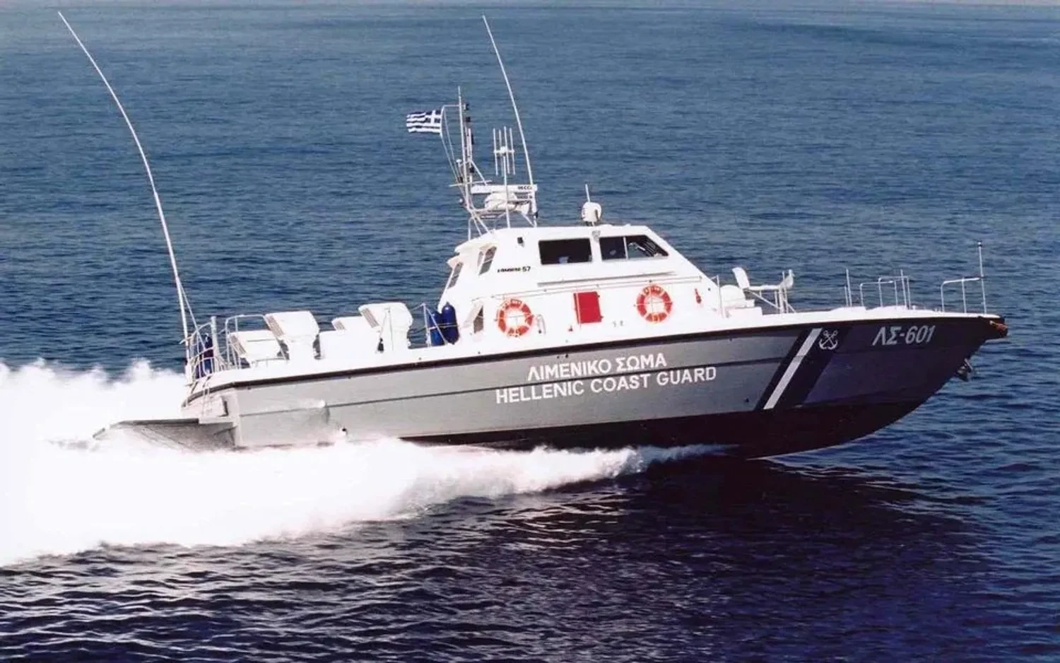 Біля Криту врятували 38 мігрантів із аварійного човна під час небезпечного переходу з Африки