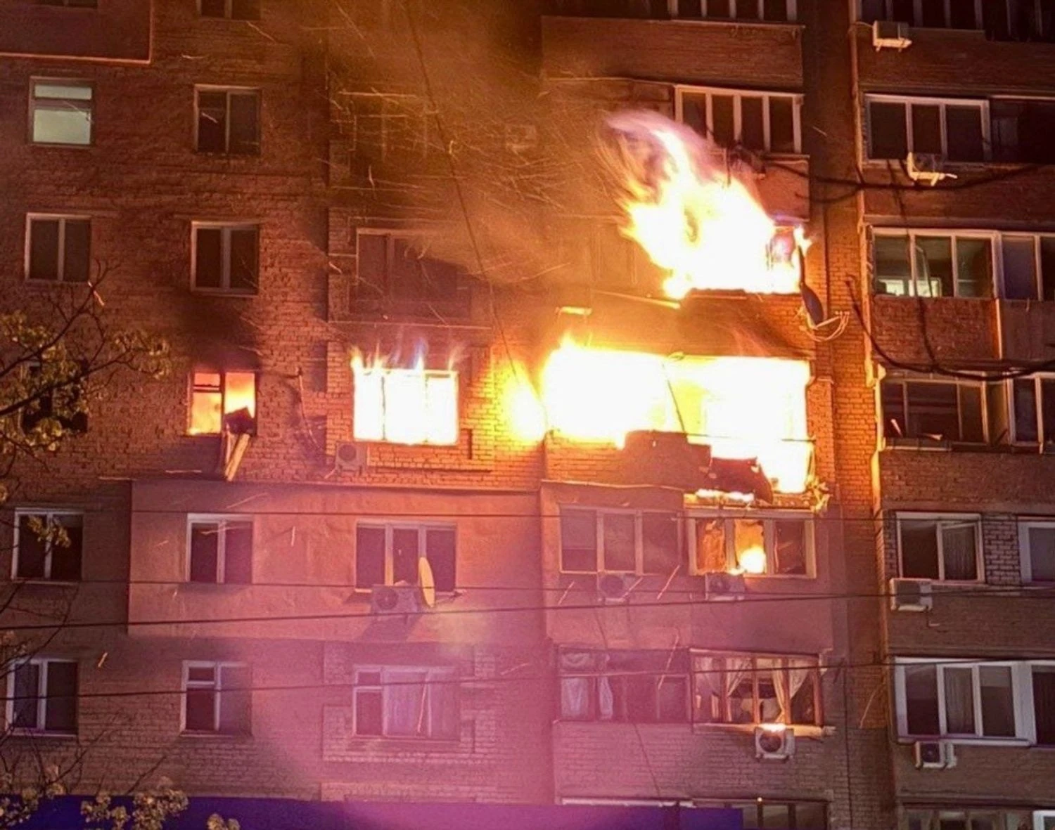 Російський удар по Дніпру: пошкоджена багатоповерхівка, в місті спалахнули пожежі