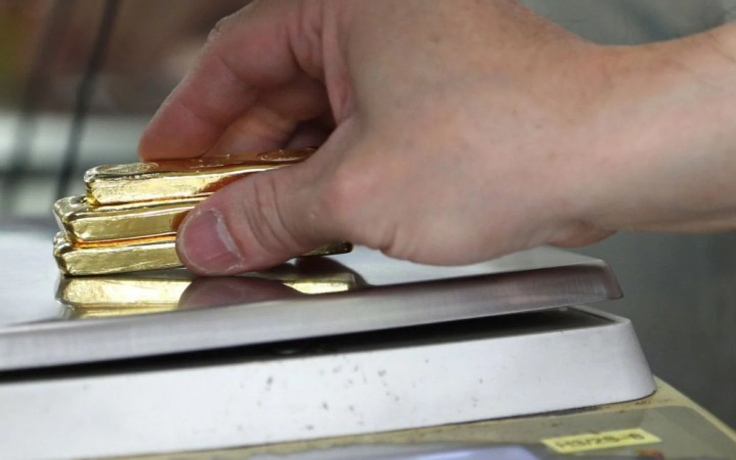 Золото застигло в очікуванні: ціни стабілізуються на тлі конфлікту в Ормузькій протоці