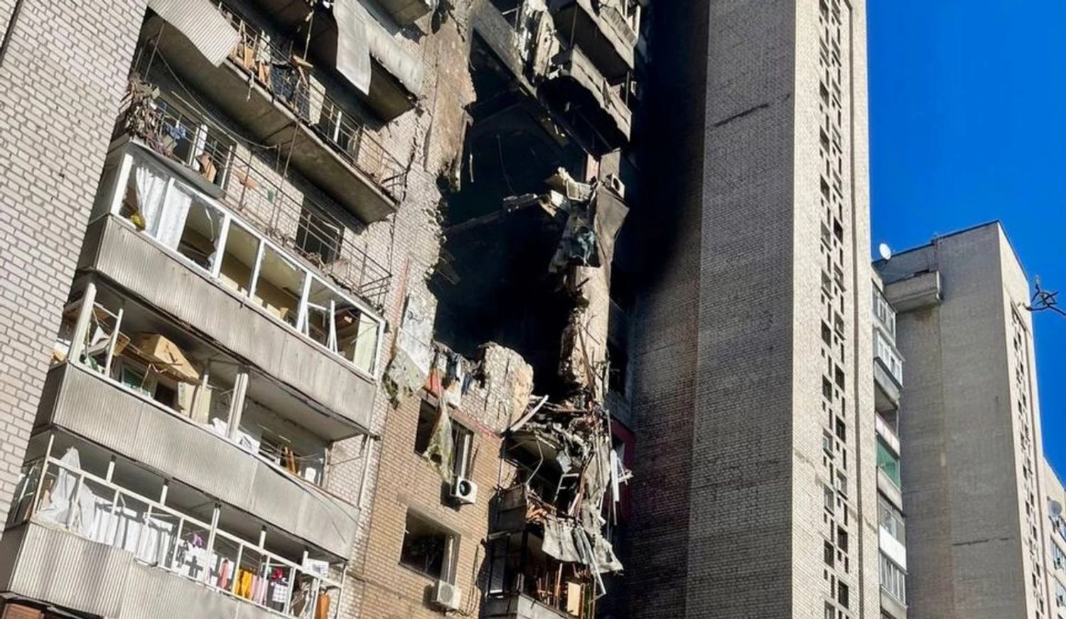 Дніпро під ударом: російські дрони знищили житловий будинок, 10 постраждалих