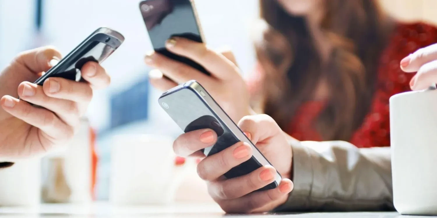 Czech Cabinet urged to introduce smartphone use restrictions in schools - Media