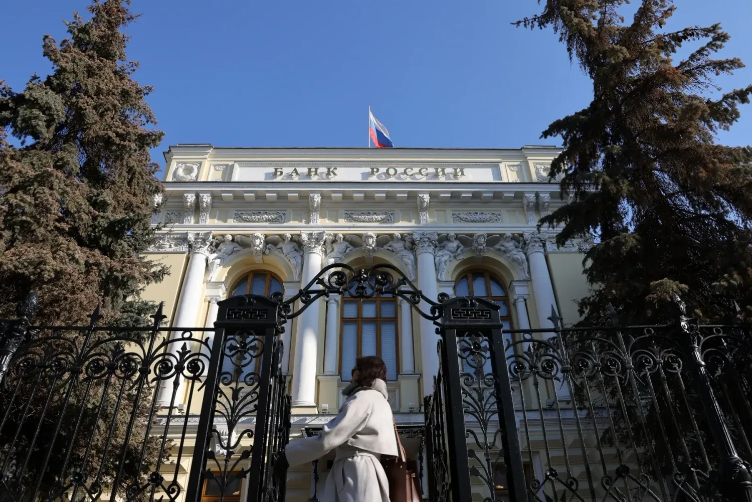 Russia's Central Bank prepares to cut rate amid economic slowdown and war risks