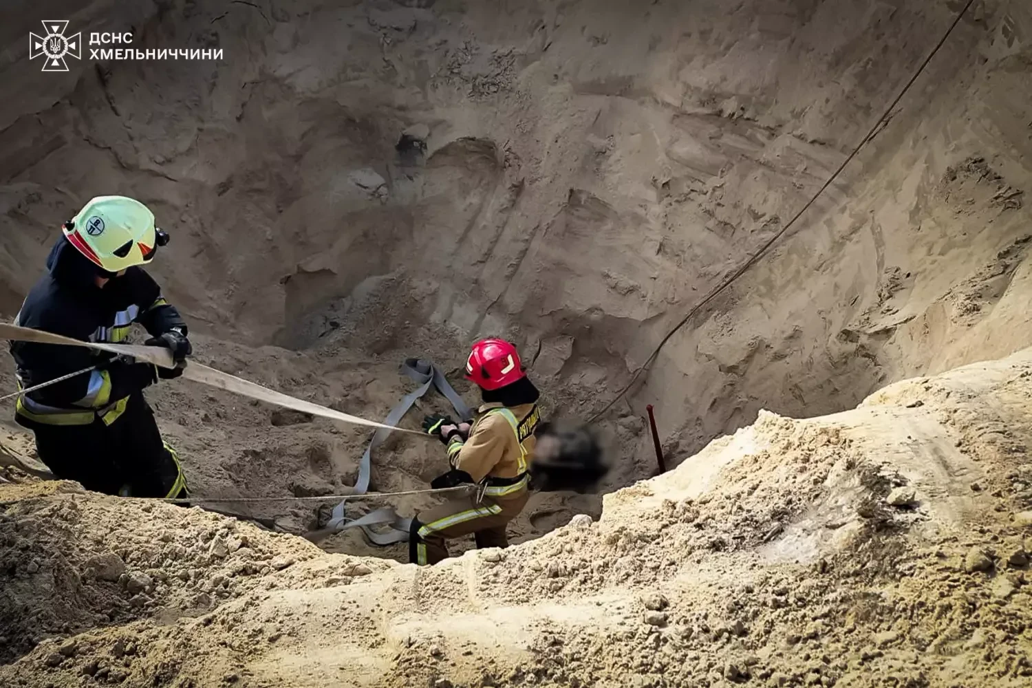 На Хмельниччині чоловіка на смерть засипало землею під час копання криниці