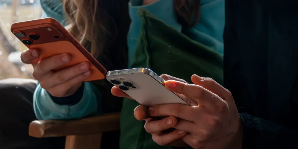 Майже половина покоління Z через дискомфорт від технологій хоче жити в минулому - опитування