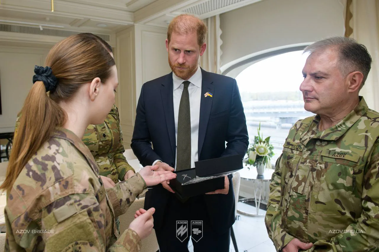 Азовці зустрілися з принцом Гаррі та подарували прикрасу із написом "Love is care"