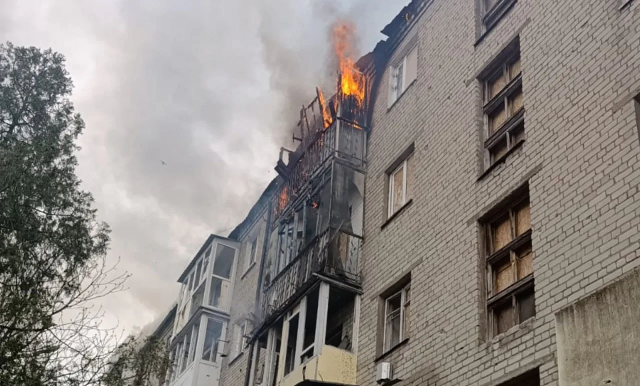 Двох людей врятували від пожежі після скидання вибухівки дроном на Херсон