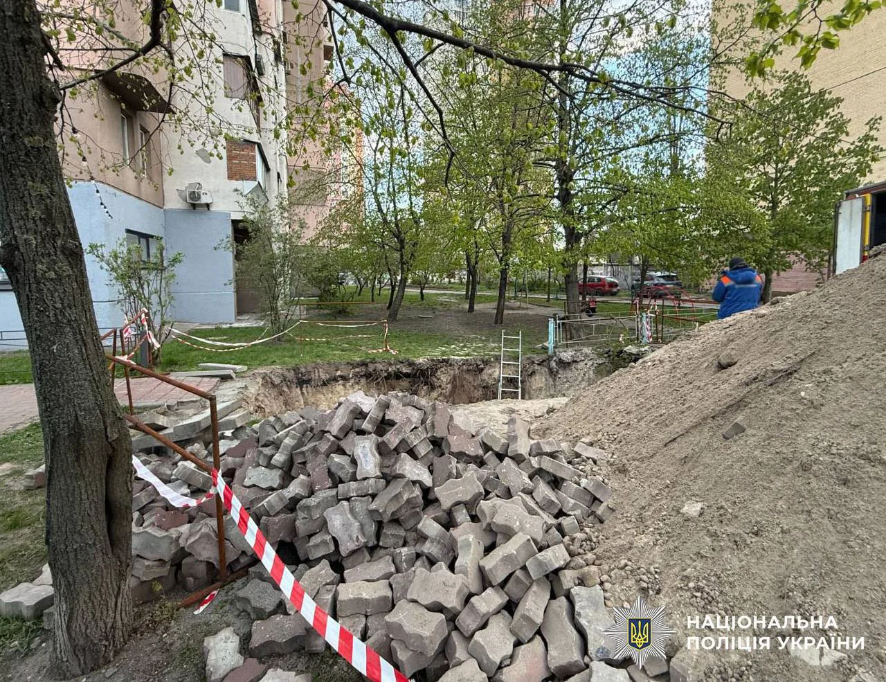 Дівчина впала в неогороджену яму з водою під час робіт комунальників у Києві і травмувалася - відкрито провадження