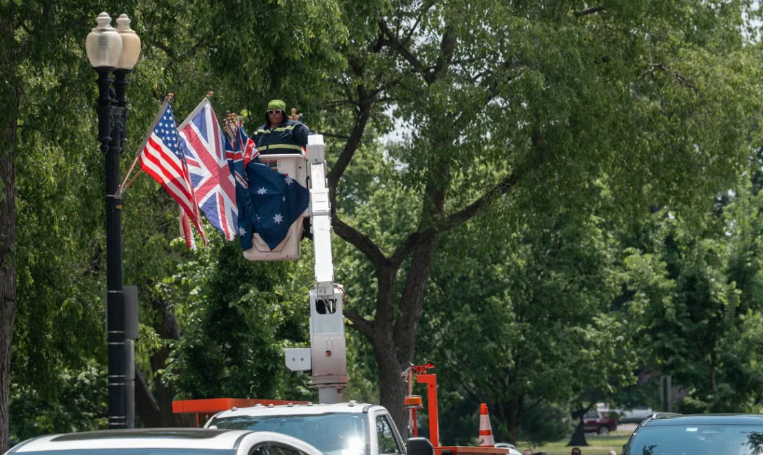 Вашингтон помилково вивісив австралійські прапори замість британських перед візитом короля Чарльза